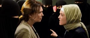 Beim Besuch in der Moschee versucht Lehrerin Eva Arendt (Iris Berben, l.), die Welt ihrer Schülerin Sevda (Ava Celik, r.) zu verstehen. Doch es kommt zum Eklat. 