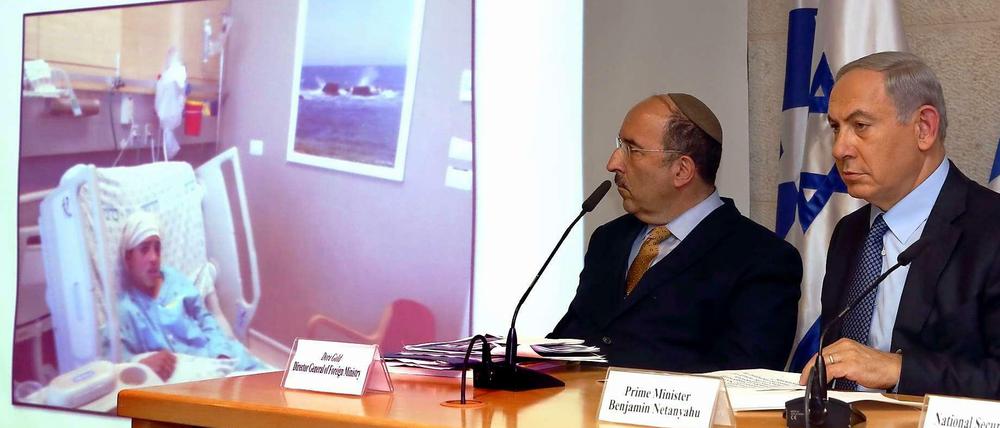 Ein Bild des 13 Jahre alten palästinensischen Jungen Ahmed Mansra im Hadassah-Krankenhaus wird bei einer Pressekonferenz von Israels Premier Benjamin Netanjahu (rechts) am 15. Oktober gezeigt. 