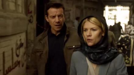 "Homeland ist keine Serie", bedeutet der arabische Slogan, den die Graffiti-Künstler auf Wand links im Bild gesprüht haben. Die US-Serie um die frühere CIA-Agentin Carrie Mathison (Claire Danes, r.) wurde komplett in Berlin und Umgebung gedreht. 