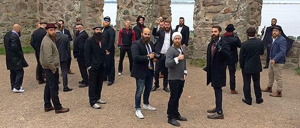 Männer mit Bärten und einer schwarzen Fahne haben in Schweden einen Polizeieinsatz ausgelöst. Hier ein Foto des Treffens der "Bearded Villains" auf Facebook. 