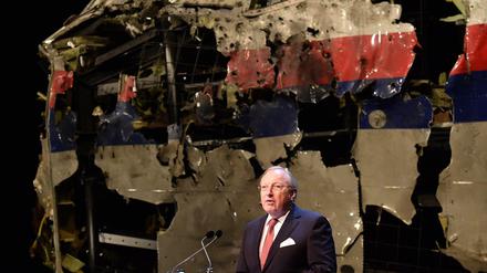 Tjibbe Joustra, der Chef der Niederländischen Flugsicherheitsbehörde, stellt die Ergebnisse des Abschlussberichts zum Absturz von Flug MH17 im Osten der Ukraine vor. 