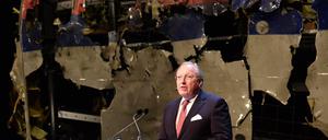Tjibbe Joustra, der Chef der Niederländischen Flugsicherheitsbehörde, stellt die Ergebnisse des Abschlussberichts zum Absturz von Flug MH17 im Osten der Ukraine vor. 