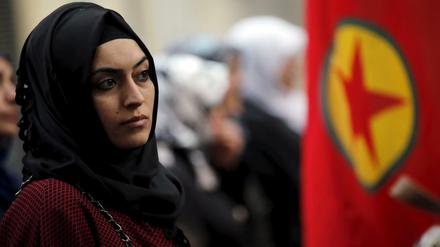 Demonstrantin auf einer Kundgebung prokurdischer Aktivisten und Bürgerrechtsgruppen am Samstag in Marseille. Die Teilnehmer gedachten des Doppel-Selbstmordanschlags auf eine Friedensdemonstration in Ankara vor einer Woche. Bei diesem bisher schlimmsten Anschlag der türkischen Geschichte kamen etwa hundert Menschen ums Leben.