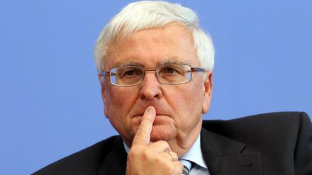 Der frühere DFB-Präsident Theo Zwanziger hat den kompletten Rücktritt des Exekutivkomitees des Fußball-Weltverbandes gefordert.