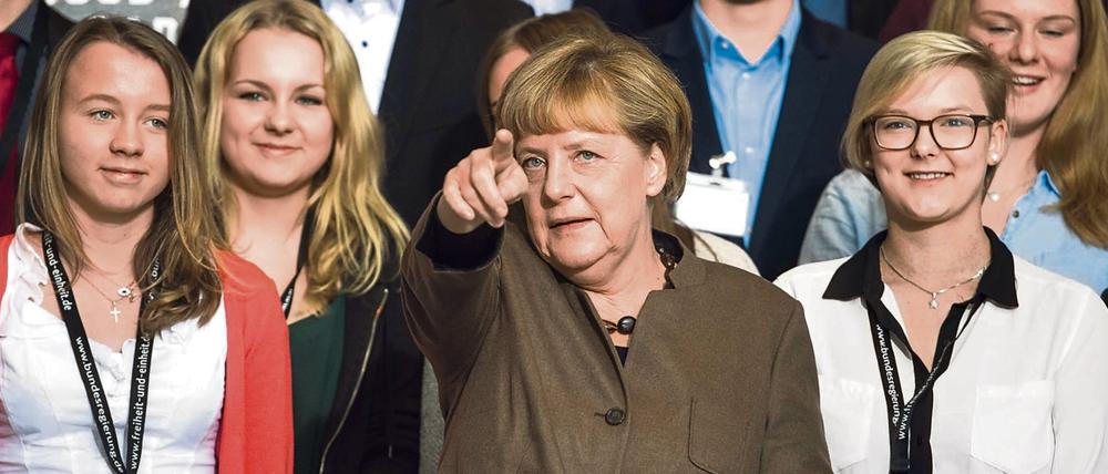 Gruppenbild mit Kanzlerin: Angela Merkel posiert mit Schülern im Bundeskanzleramt. 