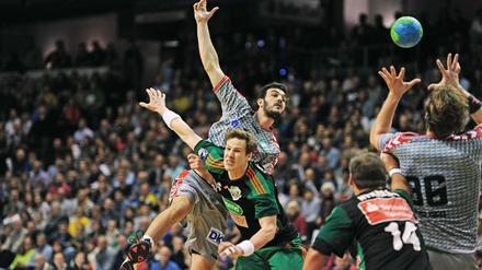 Neu gegen alt: Der frühere Füchse-Spieler Sven-Sören Christophersen kann den Pass von Petar Nenadic (h.) nicht unterbinden. 