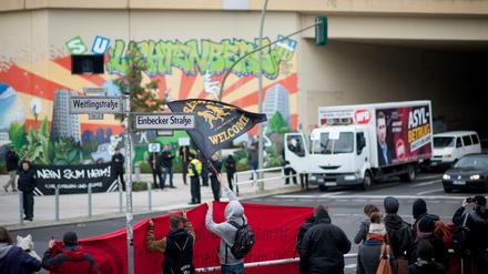 Die NPD demonstriert am Bahnhof Lichtenberg gegen Flüchtlinge. Die Rechtsextremen treffen dort aber auch auf Gegendemonstranten. 