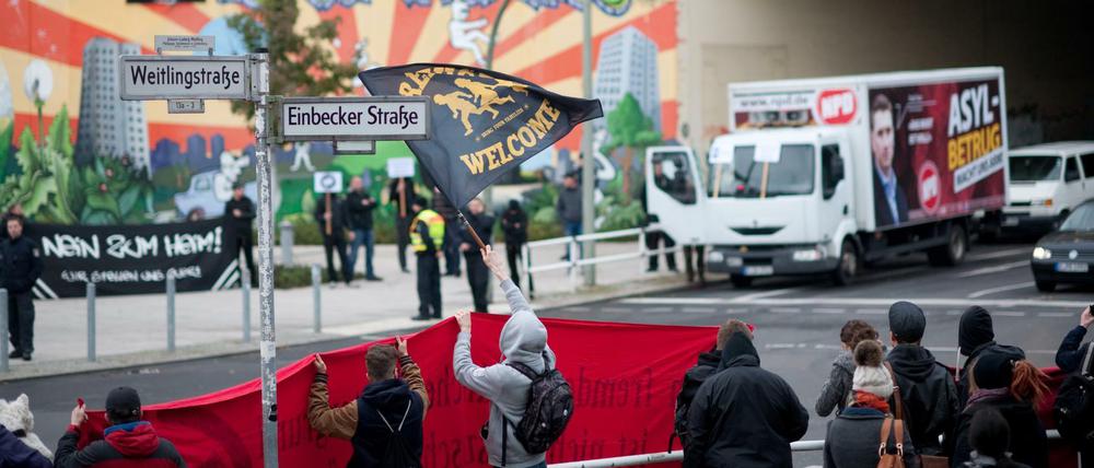 Die NPD demonstriert am Bahnhof Lichtenberg gegen Flüchtlinge. Die Rechtsextremen treffen dort aber auch auf Gegendemonstranten. 