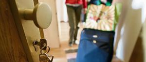 Geteilte Wohnung. Eine Vermieterin begrüßt einen Reisenden, der in ihrer Wohnung eine Übernachtung über das Onlineportal Airbnb gebucht hat.