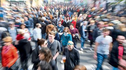 Dichtes Gedränge auf dem Myfest 2015 in Kreuzberg. 
