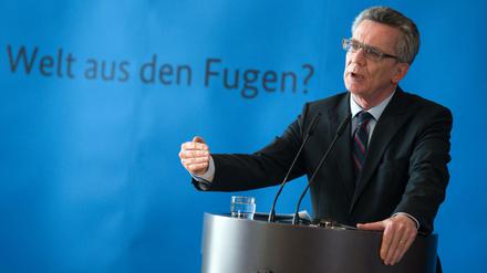 Welt aus den Fugen? Bundesinnenminister Thomas de Maizière plant die Einrichtung von Transitzonen für Flüchtlinge an deutschen Grenzen.