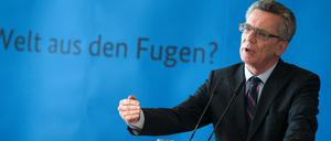 Welt aus den Fugen? Bundesinnenminister Thomas de Maizière plant die Einrichtung von Transitzonen für Flüchtlinge an deutschen Grenzen.