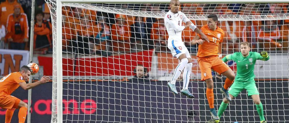 Treffer! Der Niederländer Robin van Persie erzielt das 3:0 - für die Tschechen.