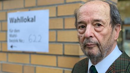 Langes Anstehen fällt dem 90-jährigen Winfried Schneider schwer.