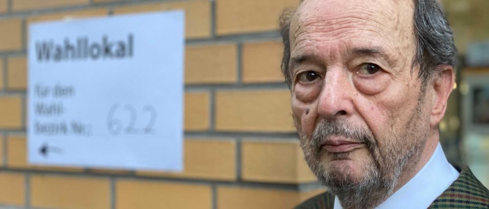 Langes Anstehen fällt dem 90-jährigen Winfried Schneider schwer.