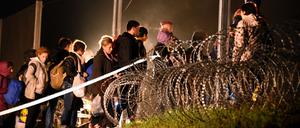 Ungarn lässt Flüchtlinge, die aus Kroatien kommen, seit Mitternacht nicht mehr ins Land.