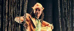 Tanzender Dandy. Szene aus „Coup Fatal“ von Alain Platel.