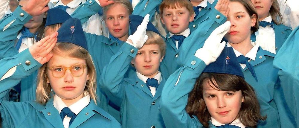 Helden wie wir! Bücher wie wir? Das Thomas-Brussig-Buch von 1995 startete den Run auf "Ost-Bücher" und manches wurde dieses auch verfilmt.