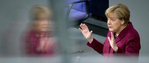 In der Defensive: Bundeskanzlerin Angela Merkel (CDU) muss im Bundestrag ihre Flüchtlingspolitik verteidigen.