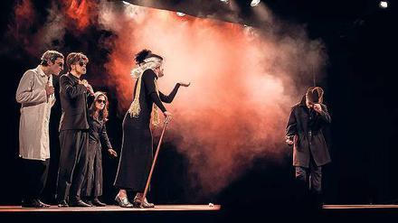 Schweigekartell. Szenenbild aus „Mafia“ von Wurmpüree Deluxe. V.l.: Nicolas Rocher, Elias Liermann, geenannt Elias Elastisch, Hannah Senft, Katja Tannert und Rocco Menzel.