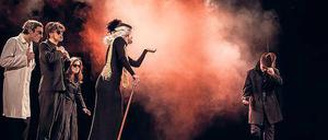 Schweigekartell. Szenenbild aus „Mafia“ von Wurmpüree Deluxe. V.l.: Nicolas Rocher, Elias Liermann, geenannt Elias Elastisch, Hannah Senft, Katja Tannert und Rocco Menzel.