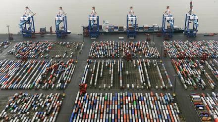 Aufgereihte Container am Containerterminal in Bremerhaven.