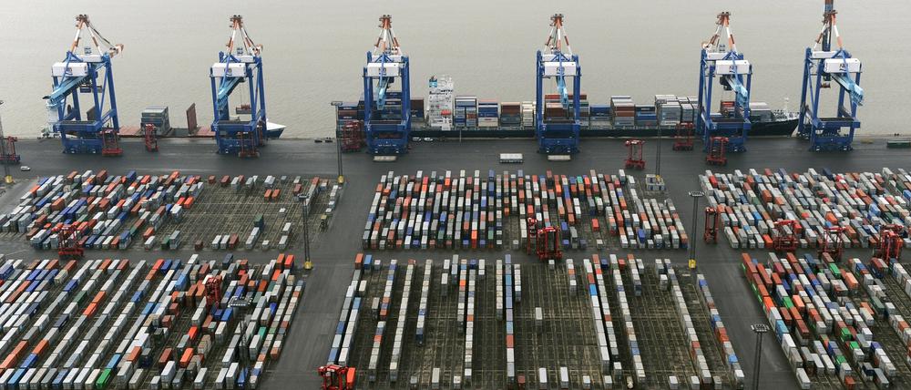 Aufgereihte Container am Containerterminal in Bremerhaven.