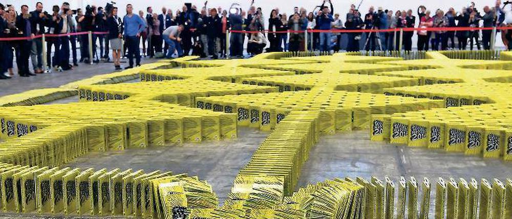 Das Analoge auf der Kippe? Mit 10 200 umgefallenen Ausgaben des Guinness-Buchs schaffte es die Frankfurter Messe in der Disziplin Buch-Domino diese Woche selber ins Buch der Rekorde.