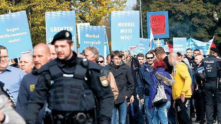 Gegen die Flüchtlingspolitik der Regierung. Anhänger der AfD demonstrierten am Samstag in Freilassing. Foto: Michaela Rehle/Reuters