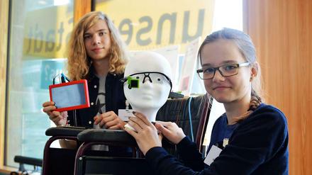 Via Eyetracking kann der Rollstuhl bewegt werden. Paul Foltin und Myrijam Stoetzer präsentieren ihre Innovation beim „Make Light Lab“ im Bundesministerium für Bildung und Forschung.  