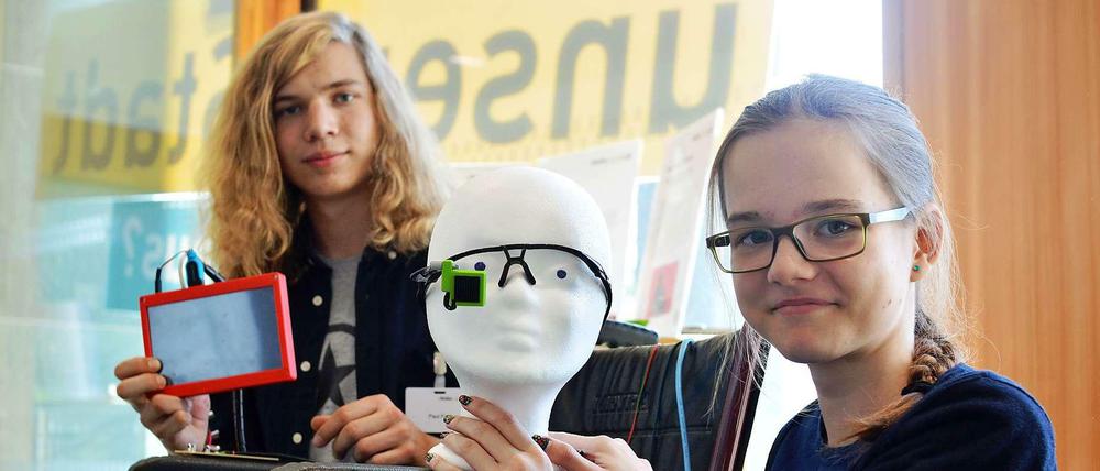 Via Eyetracking kann der Rollstuhl bewegt werden. Paul Foltin und Myrijam Stoetzer präsentieren ihre Innovation beim „Make Light Lab“ im Bundesministerium für Bildung und Forschung.  