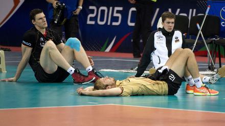 Die deutschen Volleyballer Marcus Böhme (l.) und Ferdinand Tille (M.) reagieren enttäuscht auf das EM-Aus gegen Bulgarien.