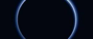 Hauchdünn ist die Atmosphäre von Pluto. Am Boden ist der Luftdruck hunderttausendmal geringer als auf der Erde. 