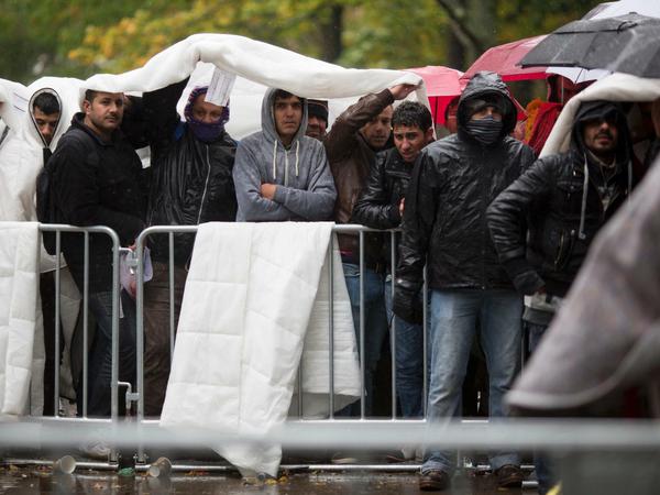Regen und Kälte: Flüchtlinge warten am Lageso in Moabit.