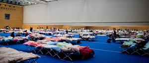 Derzeit schlafen tausende von Flüchtlingen in Sporthallen wie hier am Olympiapark in Charlottenburg. Bald sollen für sie 24.000 neue Wohnungen in "modularer Bauweise" entstehen. 