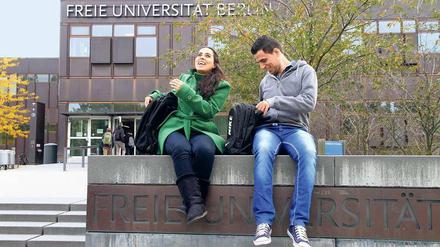 Befreites Lachen. Khulod Al Ibrahim studierte ohne Perspektive in Damaskus. Laith Rastanawi war schon in die Türkei geflüchtet. Beide setzten sich im Wettbewerb um 200 DAAD-Stipendien durch – und beginnen jetzt ihre Masterprogramme an der FU.