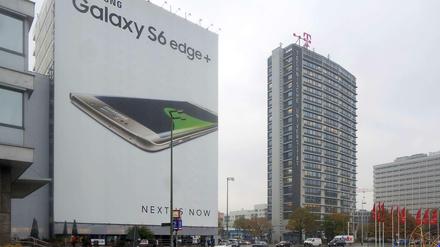 Am Ernst-Reuter-Platz schwebt ein Galaxy-Raumschiff ein. Doch das Plakat muss wieder abgenommen werden.