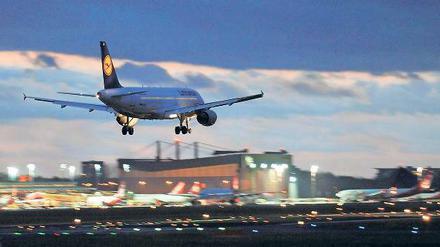 Treuer Vogel. In Berlin wurde sie gegründet, hierher kehrte die Lufthansa nach dem Mauerfall zurück. Das Unternehmen gehört noch immer zu den größen privaten Arbeitgebern in Berlin und Brandenburg.