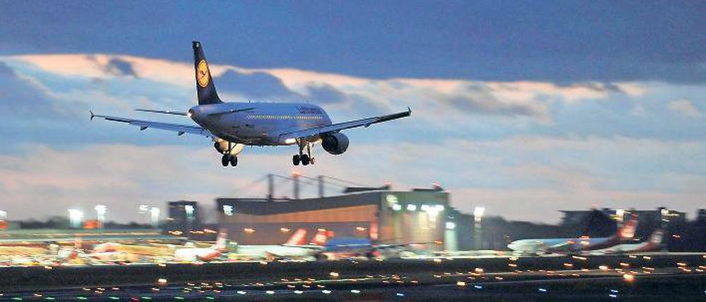 Treuer Vogel. In Berlin wurde sie gegründet, hierher kehrte die Lufthansa nach dem Mauerfall zurück. Das Unternehmen gehört noch immer zu den größen privaten Arbeitgebern in Berlin und Brandenburg.