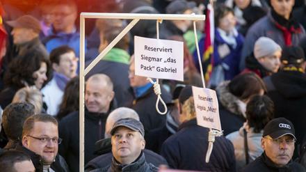 Pegida-Demonstranten zeigen Galgen für "Siegmar [sic] Gabriel" und "Angela "Mutti" Merkel.