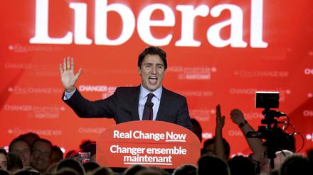 Der Chef der Liberalen, Justin Trudeau, hält seine Siegesrede nach der Parlamentswahl in Kanada. Der Slogan: "Wahrer Wandel jetzt!"