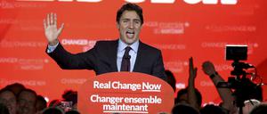 Der Chef der Liberalen, Justin Trudeau, hält seine Siegesrede nach der Parlamentswahl in Kanada. Der Slogan: "Wahrer Wandel jetzt!"