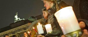 Mit Freundlichkeit begegnen. „Lichtzeichen“ für die Flüchtlinge, eine Demonstration am 17. Oktober in Berlin.