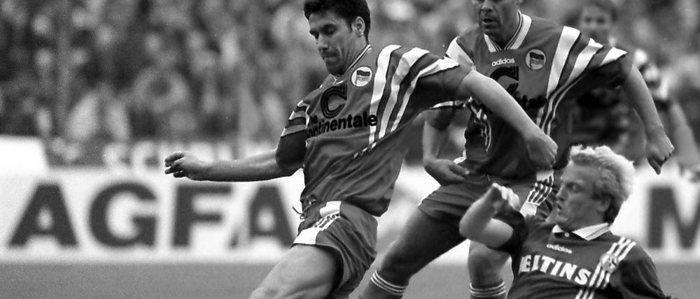 Der Schalker Michael Büskens (vorne) versucht sich vergeblich gegen Sixten Veit (Hertha BSC, links) durchzusetzen.