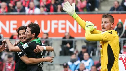 Hannovers Miiko Albornoz (l.) und Torschütze Leon Andreasen jubeln nach 0:1 neben Kölns Torwart Timo Horn (r).