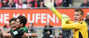 Hannovers Miiko Albornoz (l.) und Torschütze Leon Andreasen jubeln nach 0:1 neben Kölns Torwart Timo Horn (r).