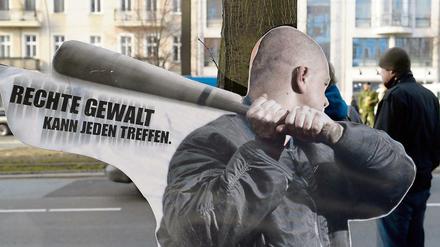 "Rechte Gewalt kann jeden treffen", steht auf einem Aufsteller geschrieben, aufgenommen in Berlin. 