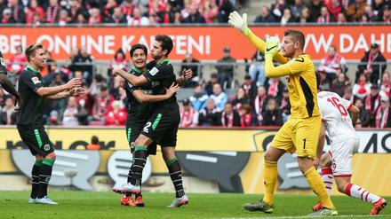 Da hilft auch kein Reklamierarm: Torhüter Timo Horn protestiert vergebens nach dem Tor von Leon Andreasen.