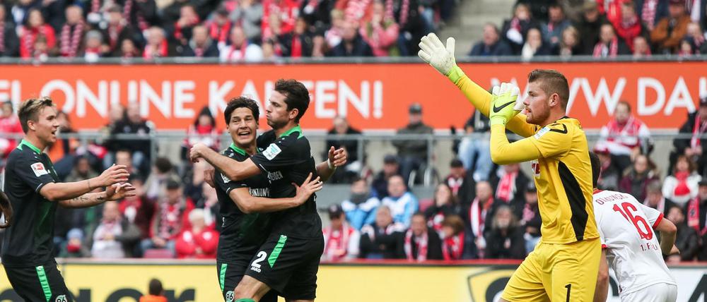 Da hilft auch kein Reklamierarm: Torhüter Timo Horn protestiert vergebens nach dem Tor von Leon Andreasen.