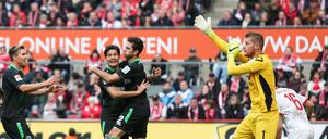 Da hilft auch kein Reklamierarm: Torhüter Timo Horn protestiert vergebens nach dem Tor von Leon Andreasen.